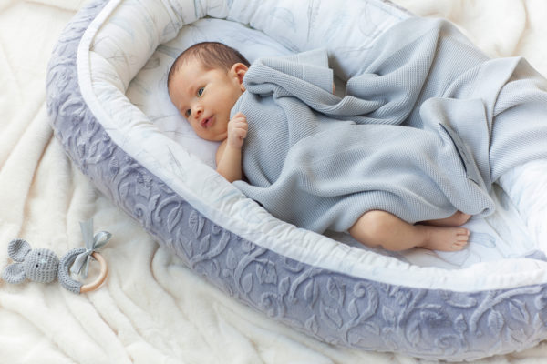Baby-Nest grau Federn blau-grau
