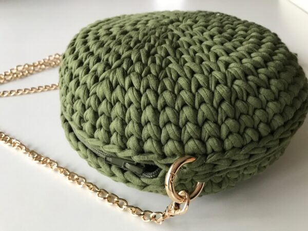 Runde Tasche khaki, Tragekette gold - Image 3