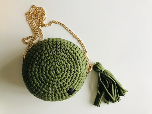 Runde Tasche khaki, Tragekette gold - Image 2