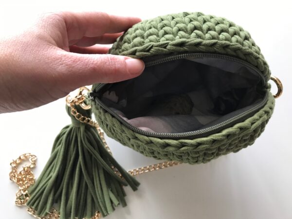 Runde Tasche khaki, Tragekette gold - Image 5