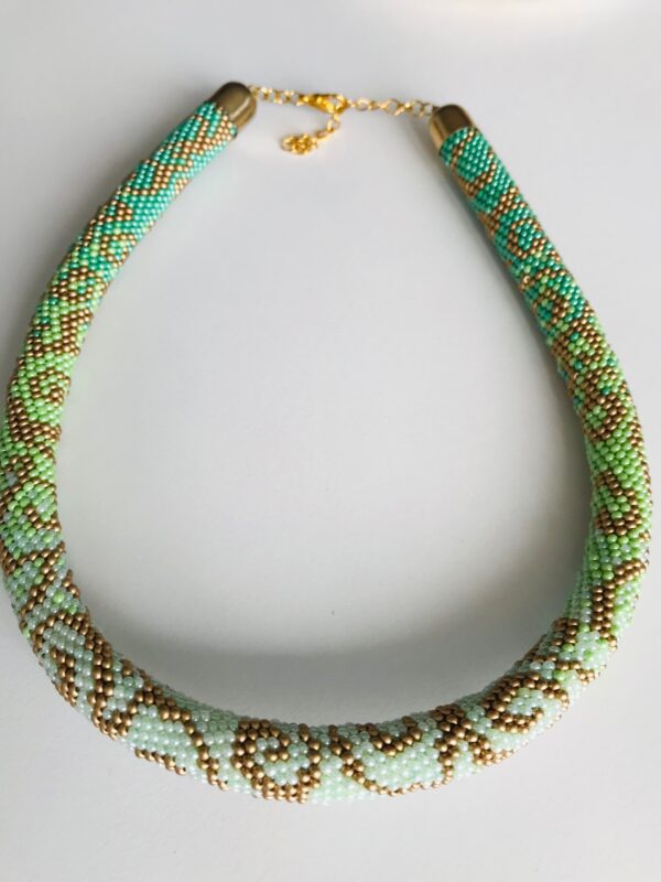 Halsband pastel grün gold Perlen
