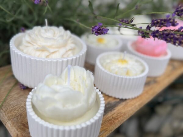 Kleiner Cupcake mit Blumenherz - Image 3