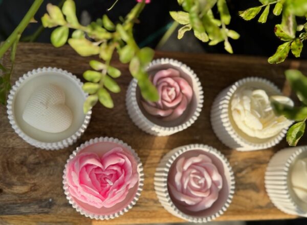Kleiner Cupcake mit Blumenherz - Image 2