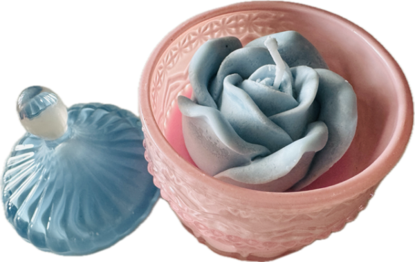 Blume im Rosa Glas mit blauem Deckel