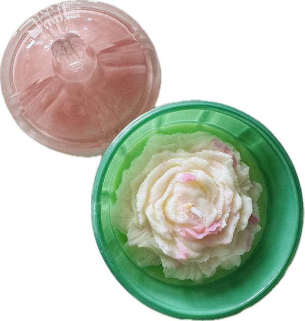 Blume im grünem Glas mit rosa Deckel