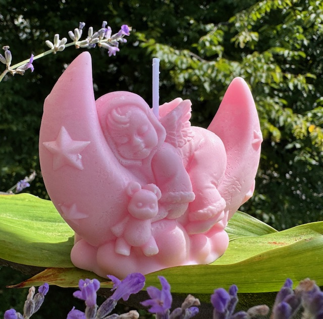 Schlafendes Baby auf dem Mond – Bild 3