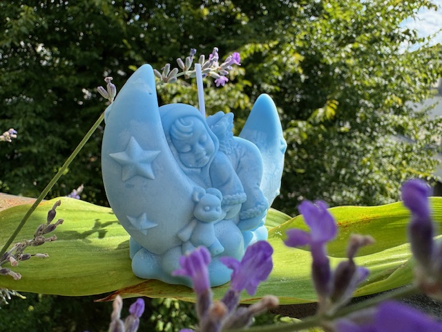 Schlafendes Baby auf dem Mond – Bild 2