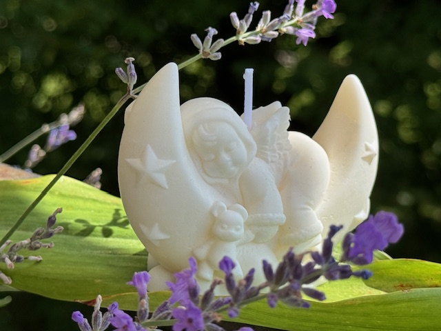 Schlafendes Baby auf dem Mond