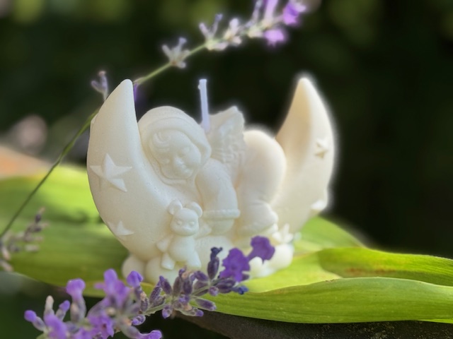 Schlafendes Baby auf dem Mond – Bild 5