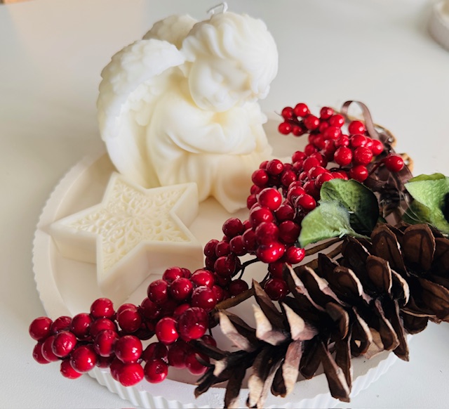 Grosser Weihnachtsengel mit besticktem Stern auf Gipsteller – Bild 3