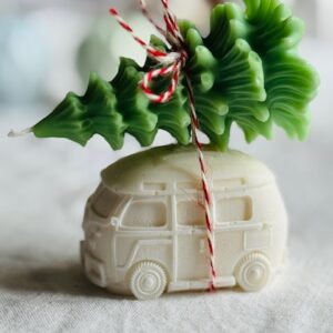 Winterbus und Tannenbaum auf dem Dach