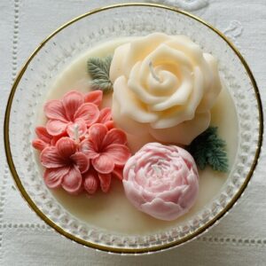 Blumen im elegantem Goldrandglas