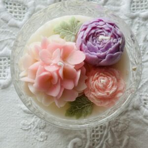 Blumen im geprägten Glas